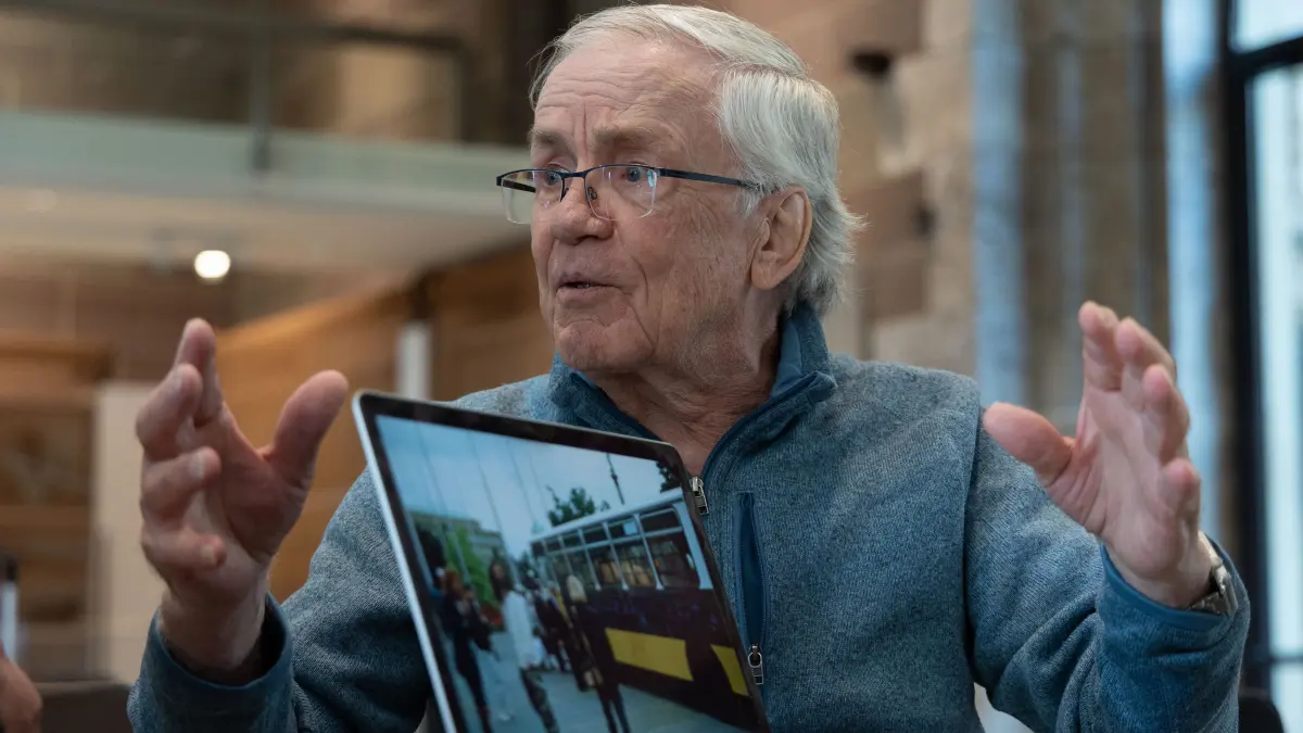 Lowell Boileau: Der aus Detroit USA stammende Künstler Lowell Boileau hat im Jahre 1992 einen Gelenkbus der SSB zum fahrenden Kunstwerk umgewandelt. Gespräch mit ihm fast 35 Jahre später.