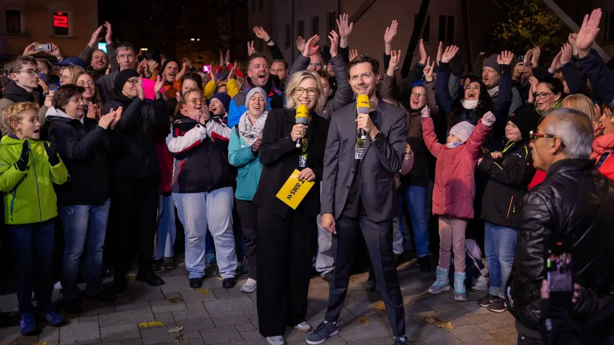 SWR1 Hitparade 2026 Baden-Württemberg: Der Countdown läuft: SWR1 Moderatoren Stefanie Anhalt und Corvin Tondera Klein / Weiterer Text über ots und www.presseportal.de/nr/7169 / Die Verwendung dieses Bildes für redaktionelle Zwecke ist unter Beachtung aller mitgeteilten Nutzungsbedingungen zulässig und dann auch honorarfrei. Veröffentlichung ausschließlich mit Bildrechte-Hinweis.