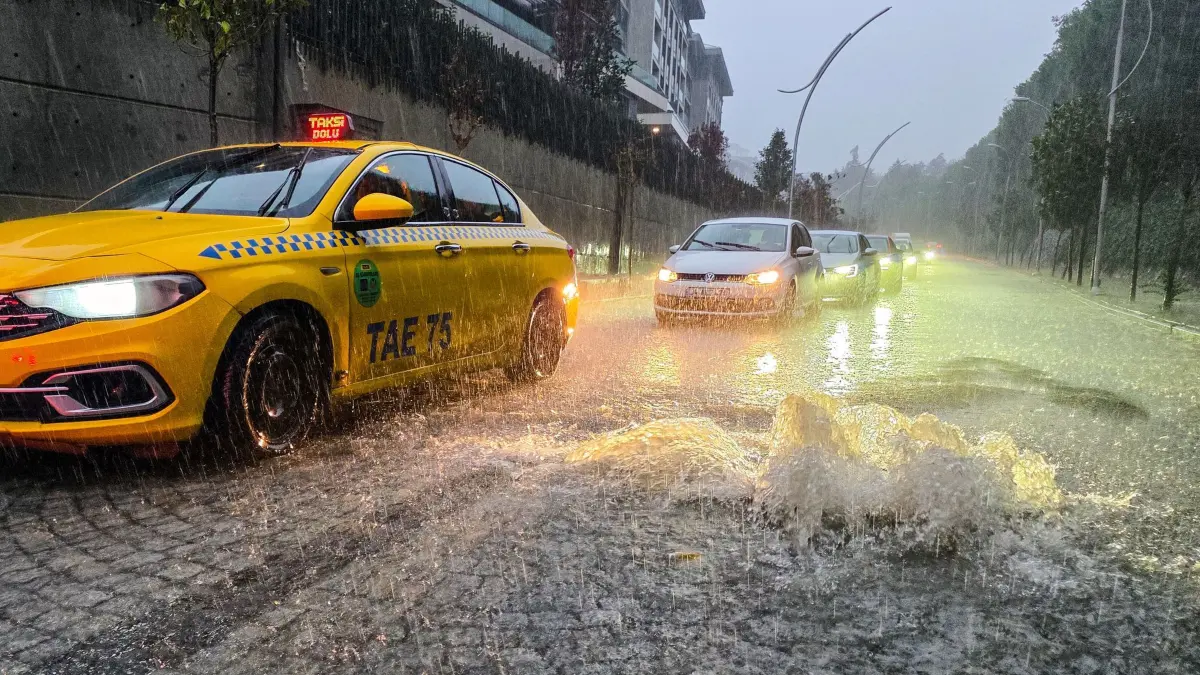 Wetter in Istanbul: Fahrzeuge fahren während eines heftigen Regens in Istanbul auf einer teilweise überfluteten Straße. (zu dpa: «Türkei droht nach Überschwemmungen weiterer Starkregen»)