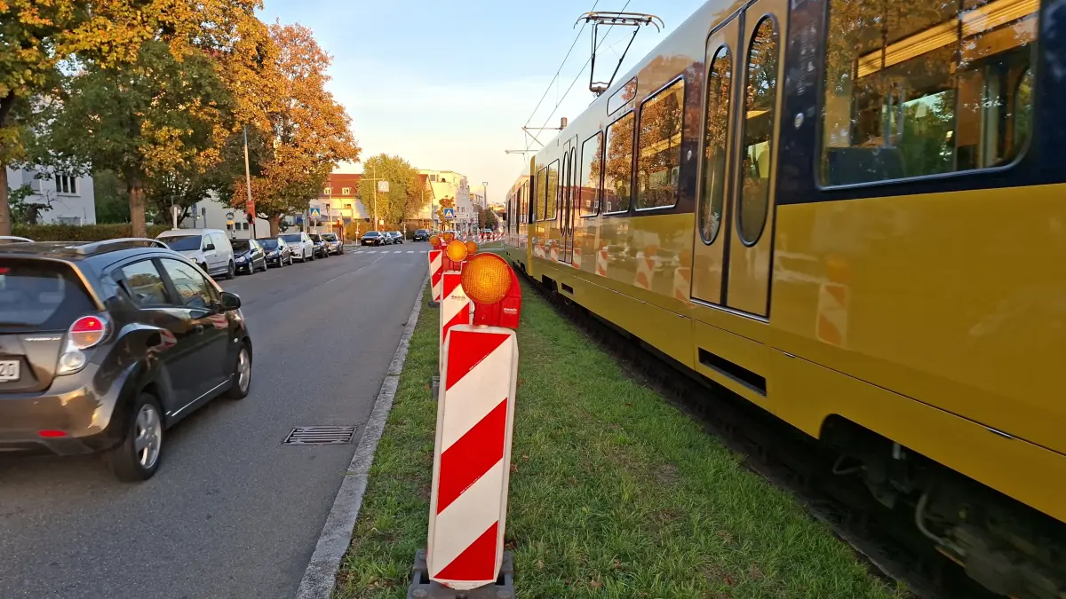 Tainer Straße in Fellbach: Die rot-weißen Baken neben der Stadtbahn zur halbseitigen Sperrung der Straße stehen bereits.