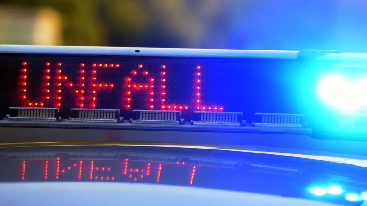 Lkw verliert Bierkisten: Auf einem Polizeifahrzeug warnt eine Leuchtschrift vor einer Unfallstelle. (zu dpa: «Lastwagen verliert auf A8 mehr als 1.000 Kisten Bier»)