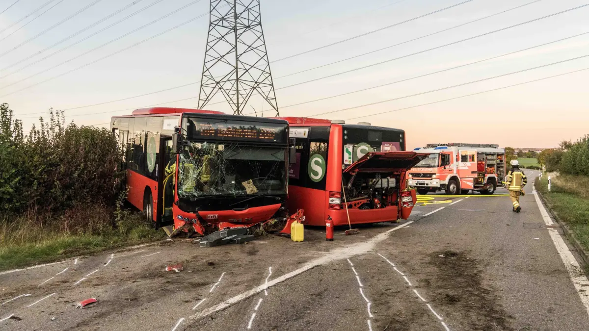 Am Montag (12.10.2026) kam es gegen 17:20 Uhr zu einem schweren Verkehrsunfall, bei dem ein Gelenkbus, der von Aidlingen in Richtung Darmsheim im Linienverkehr unterwegs war, verunglueckte. Der Gelenkbus geriet aus bislang unbekannter Ursache ins Schlingern, kam von der Fahrbahn ab und kollidierte mit Bueschen und Straeuchern. Der Bus wurde dadurch in der Mitte am Faltenbalg geteilt. Zum Zeitpunkt des Unfalls befanden sich neben dem 50-jaehrigen Fahrer noch vier weitere Fahrgaeste im Alter von 11, 12, 26 und 27 Jahren im Bus. Der 50-jaehrige Fahrer zog sich schwere Verletzungen zu. Die beiden 26 und 27 Jahre alten Fahrgaeste wurden leicht verletzt. Alle drei Personen wurden durch den Rettungsdienst in umliegende Krankenhaeuser transportiert. Ein 12-jaehriges Maedchen wurde ebenfalls leicht verletzt und ambulant behandelt. Der Bus war nicht mehr fahrbereit und musste abgeschleppt werden. Der Sachschaden belaeuft sich einer ersten Schaetzung zufolge auf etwa 200.000 Euro. Fuer die Dauer der Verkehrsunfallaufnahme, der Bergung des Busses sowie der anschliessenden Fahrbahnreinigung musste die K1066 ab 17:30 Uhr voll gesperrt werden. Mit Stand 20:45 Uhr besteht die Vollsperrung noch, es ist jedoch davon auszugehen, dass diese noch im Laufe des Abends aufgehoben werden kann. Neben der Polizei waren auch der Rettungsdienst, die Feuerwehr sowie die Strassenmeisterei mit einer Vielzahl an Kraeften vor Ort. Zeugen, die Angaben zum Unfallhergang machen koennen, werden gebeten, sich mit der Verkehrspolizeiinspektion Ludwigsburg unter der Telefonnummer 0711/6869-0 oder per E-Mail an stuttgart-vaihingen.vpi@polizei.bwl.de in Verbindung zu setzen.