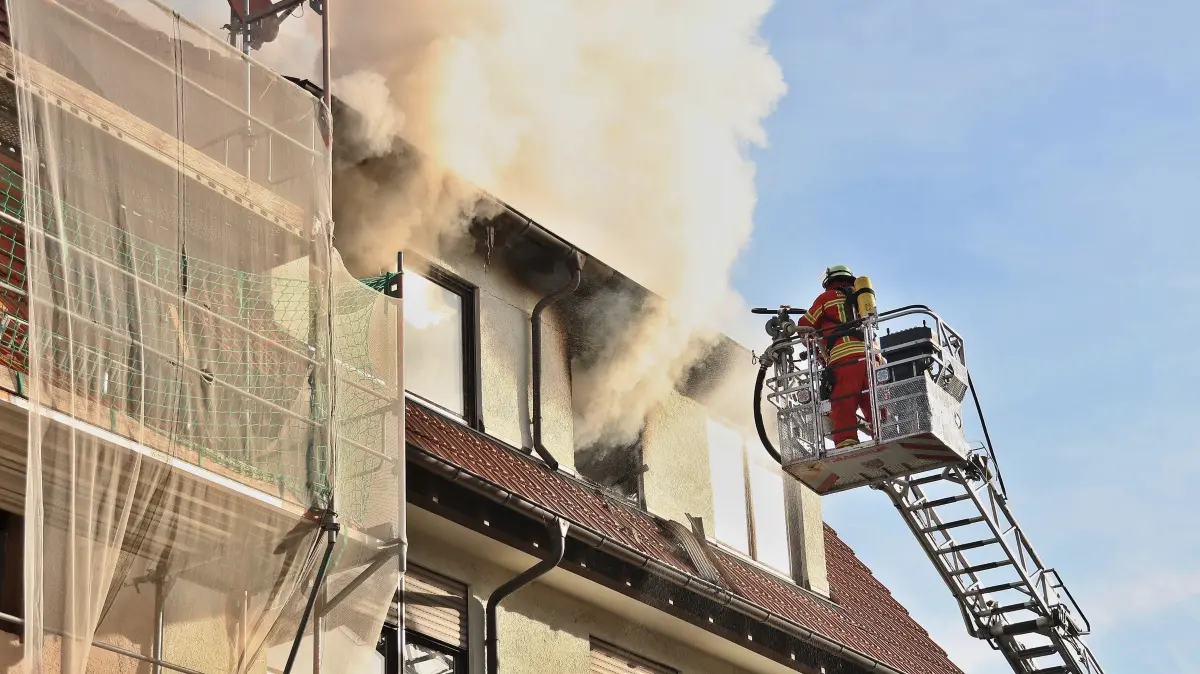 15.10.2026: Pressemitteilung des Polizeipräsidiums Ludwigsburg:
Polizeipräsidium Ludwigsburg
POL-LB: Markgröningen: Brand in Dachgeschosswohnung
Ludwigsburg (ots)
Die Feuerwehr rückte am Donnerstag (15.10.2026) in die Stelzengasse in Markgröningen aus, nachdem dort gegen 09.20 Uhr Feuer in einem Mehrfamilienhaus gemeldet worden war.
In einer Dachgeschosswohnung war ein Brand ausgebrochen. Alle Bewohnerinnen und Bewohner konnten das Gebäude rechtzeitig verlassen und blieben den bisherigen Erkenntnissen zufolge unverletzt.
Der entstandene Sachschaden wird auf insgesamt etwa 200.000 Euro geschätzt. Die Dachgeschosswohnung ist derzeit nicht bewohnbar.
Die Ermittlungen zur Brandursache dauern an.
Rückfragen bitte an:
Polizeipräsidium Ludwigsburg
Telefon: 07141 18-8777
E-Mail: ludwigsburg.pp.sts.oe@polizei.bwl.de
http://www.polizei-bw.de/
----------------------------------------------------------------------------------------------------------------------------------------------------------------------------------------------------------------------------------------------------------------------------------------------------------
Die eingesetzten Trupps wurden wie auf den Bildern ersichtlich bis zum LEtzten gefordert, Bürgermeister JensHübner eilte ebenfalls an die Brandstelle kümmerte sich um die erschöpften Einsatzkräfte und die Bewohner der Wohnung.
Foto: KS-Images.de/Andreas Rometsch