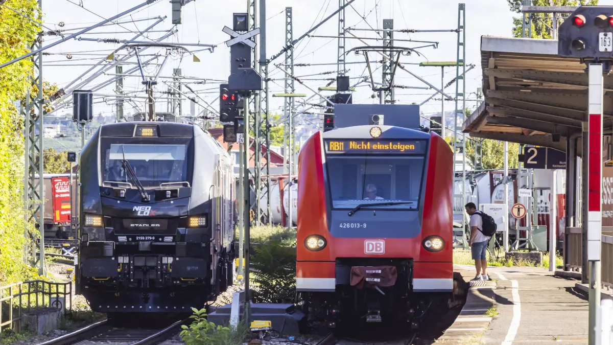 Güterzug unterwegs bei Untertürkheim. Regionalbahn RB11 Schusterbahn. // 15.09.2026, Stuttgart, Baden-Württemberg, Deutschland *** Freight train passing through Untertürkheim on the RB11 Schusterbahn regional line, September 15, 2026, Stuttgart, Baden-Württemberg, Germany