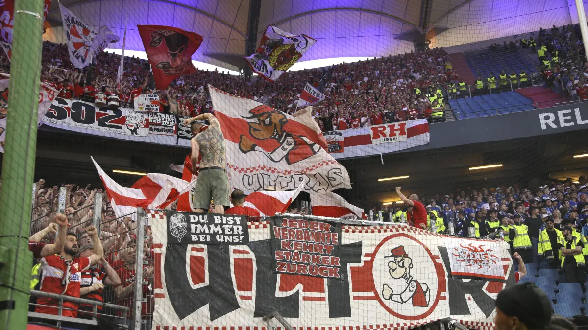Der Gästeblock im Rückspiel der Relegation 2023, das der VfB 3:1 gewann