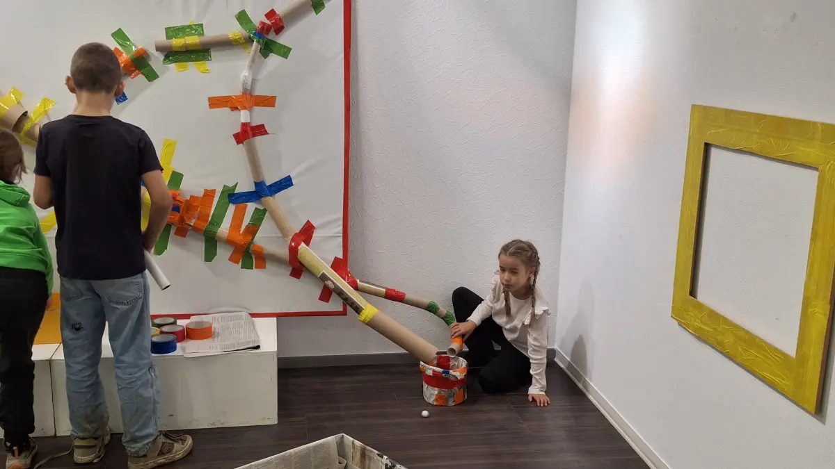 Beyond Fun Ausstellung in der Städtischen Galerie Filderstadt. Grundschulklasse besucht die Ausstellung, bei der die Kunstwerke erst durch die Besucher entstehen. Bitte nicht anderweitig verwenden, die Fotorechte der Kids sind nur für diesen einen Text abgedeckt.