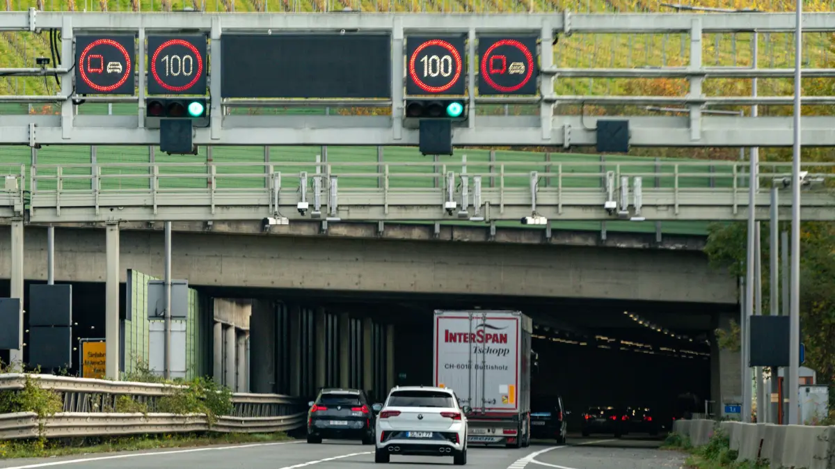 Pfändertunnel, Pfänder, Autobahn, A14, Vorarlberg, Österreich, Bregenz, Verkehr, Tunnel, Straßentunnel, Infrastruktur, Verkehrsleitsystem, Fahrbahn, Geschwindigkeit, 100 km/h, Verkehrszeichen, Lichtsignalanlage, Tunnelzufahrt, Straßensicherheit, Verkehrssicherheit, Verkehrsüberwachung, Fahrspur, PKW, LKW, Transport, Reise, Alpenregion, Bodenseeregion, Autobahntunnel, Ingenieurbau, Straßenbau, Verkehrssteuerung, Verkehrsleitsystem Österreich, Infrastrukturplanung, Mobilität, Verkehrsinfrastruktur, Straßenverkehr, Verkehrsfluss, Verkehrsfotografie, Verkehrstechnik, Tunnelbeleuchtung, Verkehrssystem, Voralpen, Transitrouten, europäische Fernstraße, E60, E43, Verkehrsinformation, Reisestrecke, Straßenführung, Sicherheitssystem, Tu Copyright: xLukaxKolanovicx
