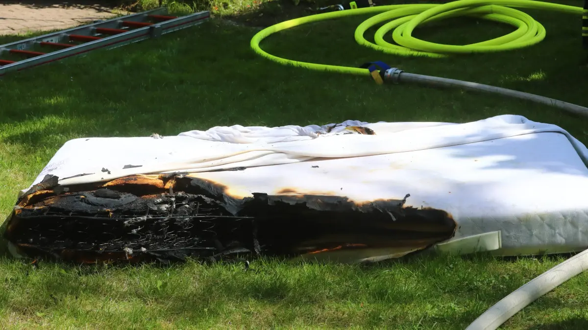 Feuerwehr rettet Frau bei Wohnungsbrand das Leben - Matratze hatte gebrannt 10.05.20 - Hamburg: Gegen 12:00 Uhr kam es in Hamburg-Sasel zu einem Brand in einem Einfamilienhaus. An der Saselbekstraße brannte im ersten Obergeschoss eine Matratze. Bei den Löscharbeiten entdeckte die Feuerwehr die Bewohnerin des Hauses. Sie hatte das Feuer offensichtlich noch nicht bemerkt. Sie kam in ein Krankenhaus Hamburg Saselbekstraße Deutschland *** Fire brigade saves womans life in apartment fire Mattress had burned 10 05 20 Hamburg At around 12 noon, a fire broke out in a single-family home in Hamburg Sasel A mattress burned on the first floor of a house on Saselbekstrasse During the fire-fighting operations, the fire brigade discovered the resident of the house She had obviously not yet noticed the fire She was taken to a hospital in Hamburg Sase Copyright: xLucaxFieldx
