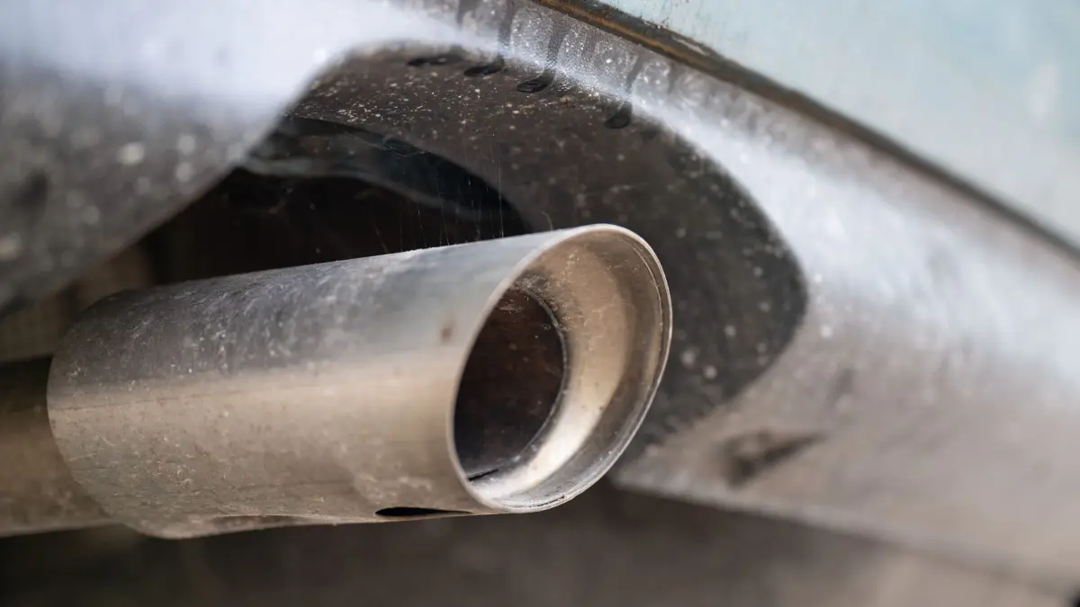 Auspuff: Das Auspuffrohr eines Fahrzeugs auf einem Parkplatz. (zu dpa: «Berlin und Paris einig über Verbrenner-Aus-Lockerung»)