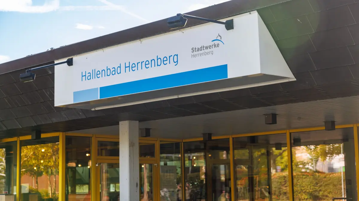 Hallenbad Herrenberg: Herrenberg, Hallenbad, Bad, schwimmen, Becken, Wasser, baden,