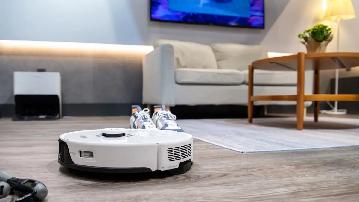Ein Saugroboter: ARCHIV - Teil der Familie: Viele Besitzer geben ihren automatischen Helfern einen Namen. Die Geräte sind aber häufig noch anderweitig vernetzt. (zu dpa: «Staubi, Grasi & Co.: So viele Haushaltsrobos tragen Namen») Foto: Zacharie Scheurer/dpa-tmn - Honorarfrei nur für Bezieher des dpa-Themendienstes +++ dpa-Themendienst +++