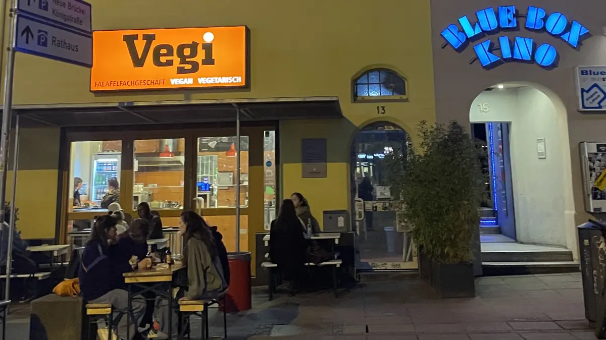 Das Vegi in der Steinstraße hat längst Kultstatus - Mitte November schließt der Imbiss.
