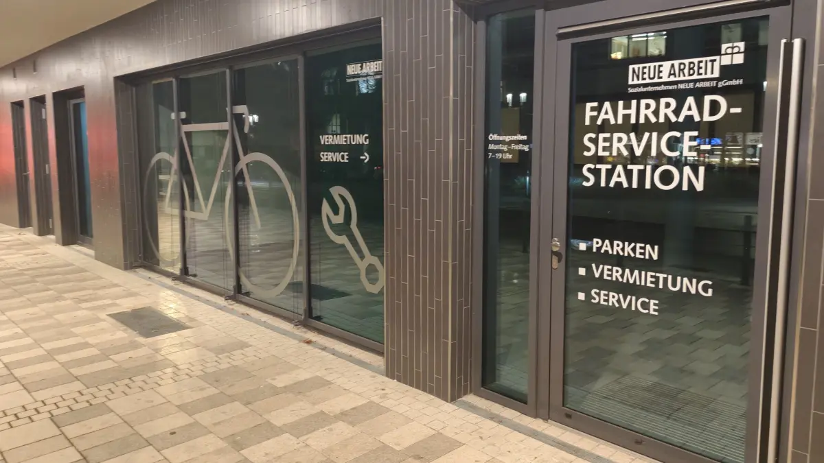 Bereits im vergangenen Dezember war die Glasfront mit den Logos der Fahrrad-Service-Station beklebt.