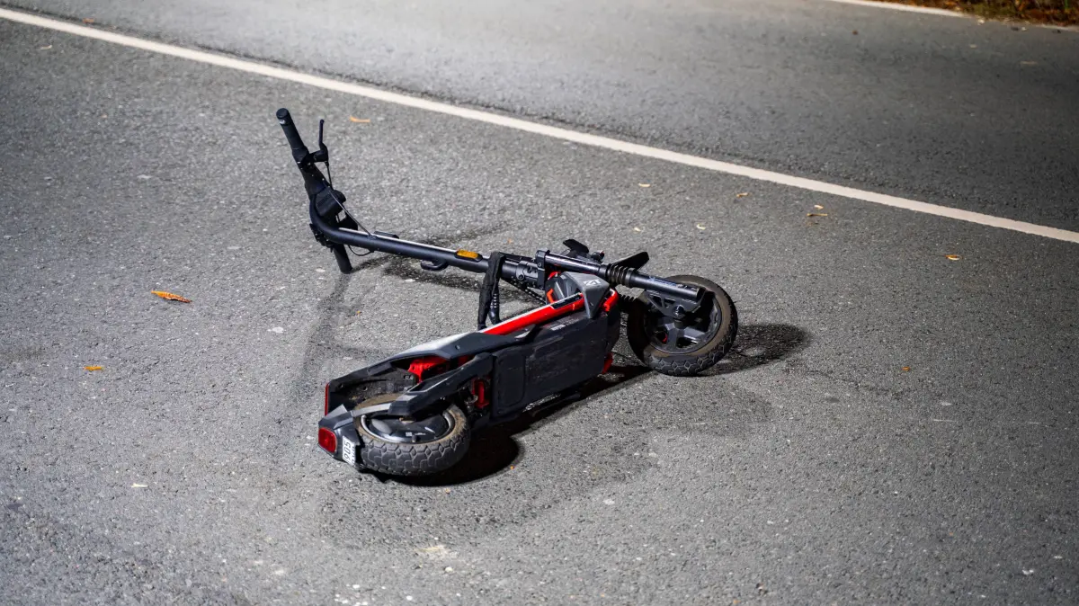 Zwei Jugendliche bei E-Scooter-Unfall schwer verletzt - Rettungshubschrauber und Gutachter im Einsatz: RECORD DATE NOT STATED Zwei Jugendliche bei E-Scooter-Unfall schwer verletzt Rettungshubschrauber und Gutachter im Einsatz Am 16.10.2026 kam es gegen 22:00 Uhr in der Pariser Straße in Nieder-Olm zu einem Unfall zwischen einem E-Scooter und einem Alfa. Zwei weibliche Jugendliche im Alter von 15 und 16 Jahren erlitten schwere Verletzungen und wurden nach der Erstversorgung in umliegende Krankenhäuser transportiert. Die Freiwillige Feuerwehr Nieder-Olm, drei Rettungswagen, ein Notarzteinsatzfahrzeug, die Polizei und der Rettungshubschrauber Christoph 77 waren im Einsatz. Die Staatsanwaltschaft Mainz zog einen Dekra-Unfallsachverständigen hinzu, der noch in der Nacht mit der Spurensicherung begann. Die Pariser Straße blieb bis nach Mitternacht voll gesperrt,