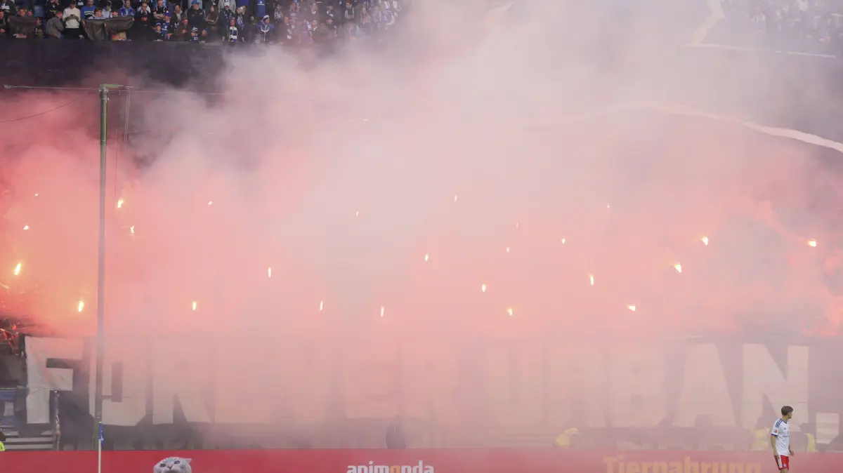 Fussball Bundesliga Hamburger SV - VfB Stuttgart: Foto : die Fans des HSV zünden zum Anpfiff ein paar Bengalos Fussball Bundesliga , 6. Spieltag am Sa. 17.10.2026 Hamburger SV - VfB Stuttgart *** Photo: HSV fans light a few flares at kickoff. Bundesliga, Matchday 6 on Sat, Oct. 17, 2026: Hamburger SV vs. VfB Stuttgart