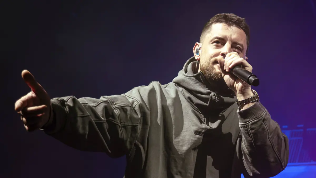 Bausa (hier beim Auftritt vor wenigen Tagen in Berlin) hat am Freitag ein Konzert in der Porsche-Arena gegeben.