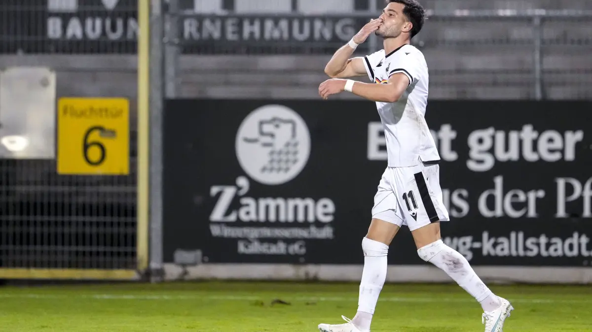 Torschütze Mert Tasdelen SVS, 11 mit Handkuss, Spieler vom SV Sandhausen SVS, jubelt über das Tor zum 1:0, Jubel, jubeln, Torjubel, Torerfolg, celebrate the goal, goal, celebration, jubelt ueber das Tor, Freuen, Freude, freut sich, optimistisch, positiv, Spielszene, Highlight, Freisteller, Ganzkörper, Einzelbild, Einzelfoto, Aktion, Action, 16.10.2026, Sandhausen Deutschland, Fussball, Regionalliga Südwest, SV Sandhausen - Kickers Offenbach *** Goal scorer Mert Tasdelen SVS, No. 11, kissing his hand a player from SV Sandhausen SVS celebrates the 1-0 goal celebration, cheering, goal celebration, goal scored, celebrating the goal, goal, celebration, celebrating the goal, joy, happiness, happy, optimistic, positive, game scene, highlight, cutout, full-body, single frame, single photo, action, 10/16/2026, Sandhausen, Germany, soccer, Regionalliga Südwest, SV Sandhausen vs. Kickers Offenbach xozx