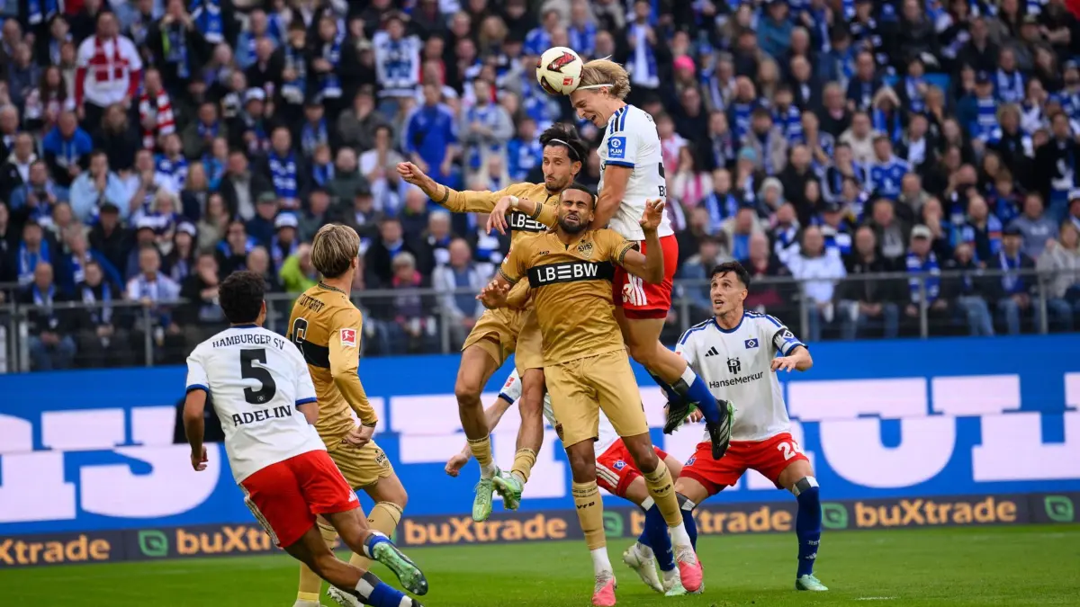 Hamburger SV - VfB Stuttgart: 17.10.2026, Hamburg: Fußball, Männer, Bundesliga, Hamburger SV - VfB Stuttgart, 6. Spieltag, Volksparkstadion. Sebastiaan Bornauw (Hamburger SV, 2.v.r.) setzt sich im Kopfball gegen Atakan Karazor (VfB Stuttgart, 3 v.l.) und Josha Vagnoman (VfB Stuttgart, 4.v.l.) durch. Foto: Gregor Fischer/dpa +++ dpa-Bildfunk +++