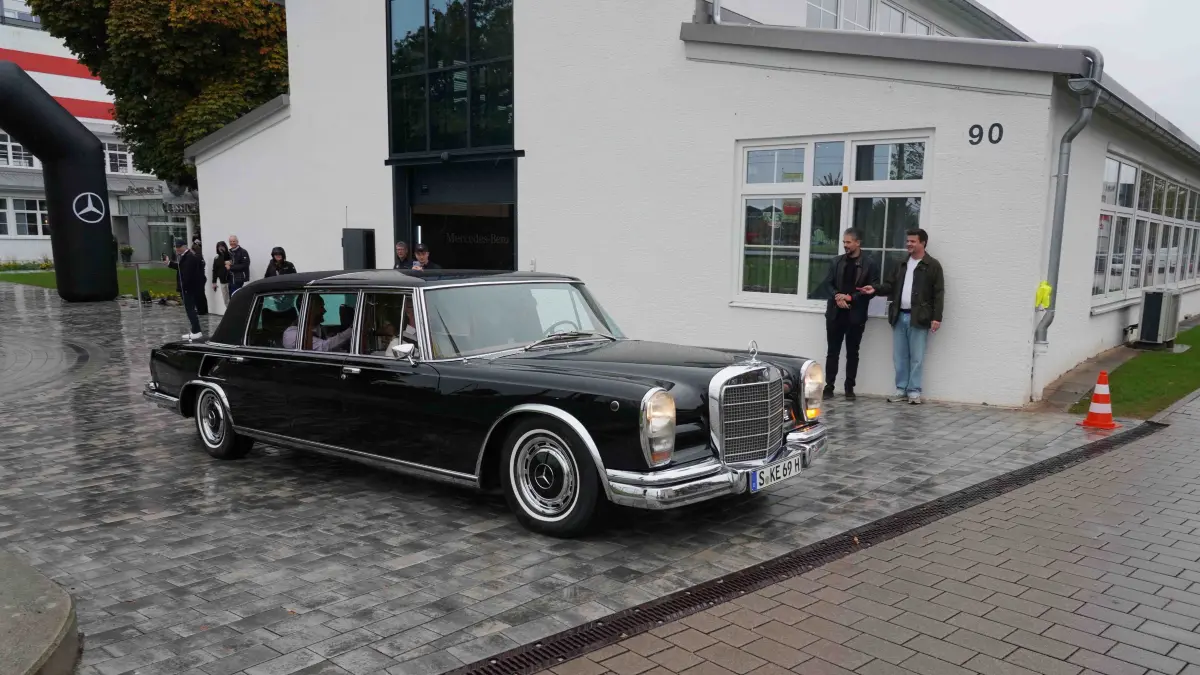 140 Jahre Mercedes: Stuttgart Fellbach 140 Jahre Mercedes Automobil das wird auch Morgen bei grossen Erlbnistag rund um das Museum gefeiert und auch zum Finale der Weltour de rneuen S-Klasse. Am Sonntag zwischen 11.00 Uhr bis 17.00 Uhr Ikonische Fahrzeuge aus 140 jahren erleben. Infos tel Valet 0151- 58622944 oder Löwenstein 0151-58610215. Heute um 11.00 Uhr gabst ein Mercedes Auto Korso vom Classic Center Fellbach zum Mercedes Benz Museum. Die Sternfahrt fant nur im kleinen Rahmen statt. Gut 40 unterschiedliche Mercedes Fahrzeuge fuhren, natuerlich mit viel Motorsport Prominenz mit dabei waren auch Ellen Lohr, Karl Wendlinger, Bernd Schneider, Klaus Ludwig, auch Ehemaliger Mercedes Entwicklungschef Prof.Dr. Ing. Thomas Weber fuhr mit dem dem SL. Foto Andreas Rosar Fotoagentur-Stuttgart 17.10.2026