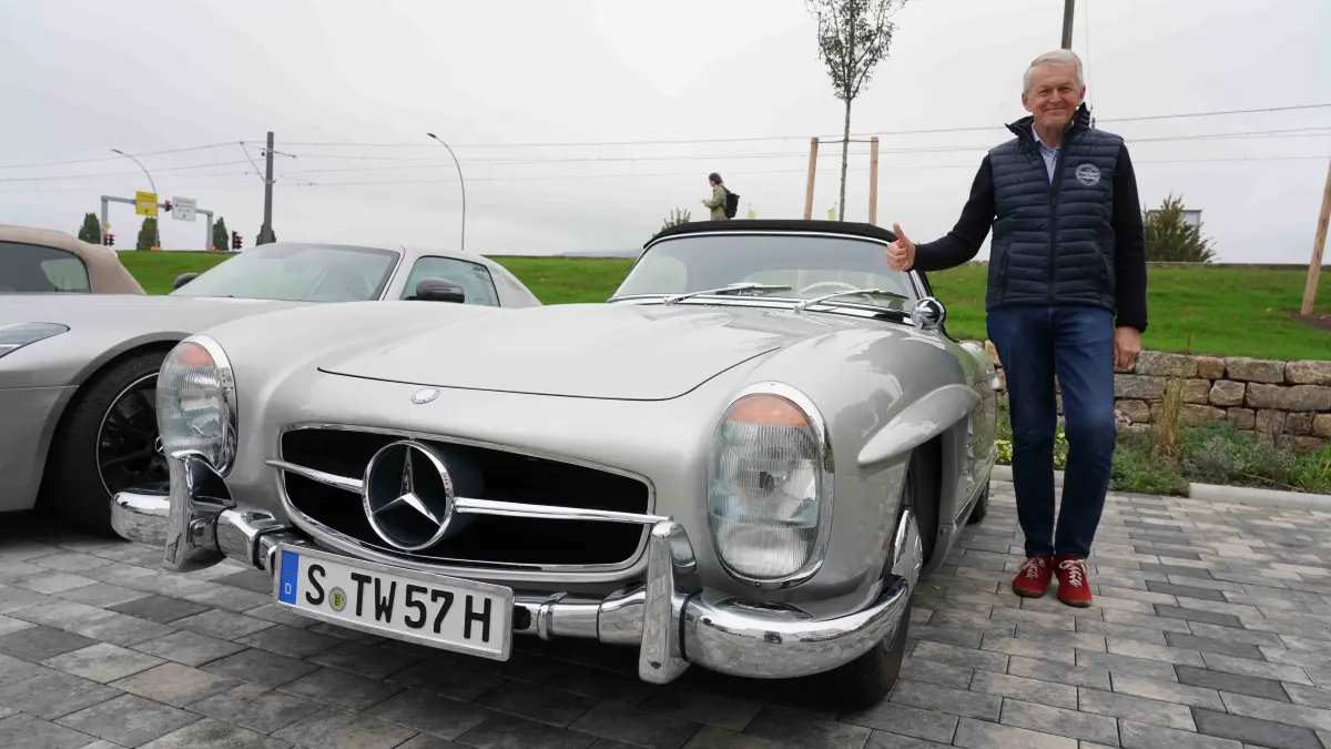 140 Jahre Mercedes: Im Bild Ex Chef Prof.Dr.Ing. Thomas Weber.
Stuttgart Fellbach 140 Jahre Mercedes Automobil das wird auch Morgen bei grossen Erlbnistag rund um das Museum gefeiert und auch zum Finale der Weltour de rneuen S-Klasse. Am Sonntag zwischen 11.00 Uhr bis 17.00 Uhr Ikonische Fahrzeuge aus 140 jahren erleben. Infos tel Valet 0151- 58622944 oder Löwenstein 0151-58610215. Heute um 11.00 Uhr gabst ein Mercedes Auto Korso vom Classic Center Fellbach zum Mercedes Benz Museum. Die Sternfahrt fant nur im kleinen Rahmen statt. Gut 40 unterschiedliche Mercedes Fahrzeuge fuhren, natuerlich mit viel Motorsport Prominenz mit dabei waren auch Ellen Lohr, Karl Wendlinger, Bernd Schneider, Klaus Ludwig, auch Ehemaliger Mercedes Entwicklungschef Prof.Dr. Ing. Thomas Weber fuhr mit dem dem SL. Foto Andreas Rosar Fotoagentur-Stuttgart 17.10.2026