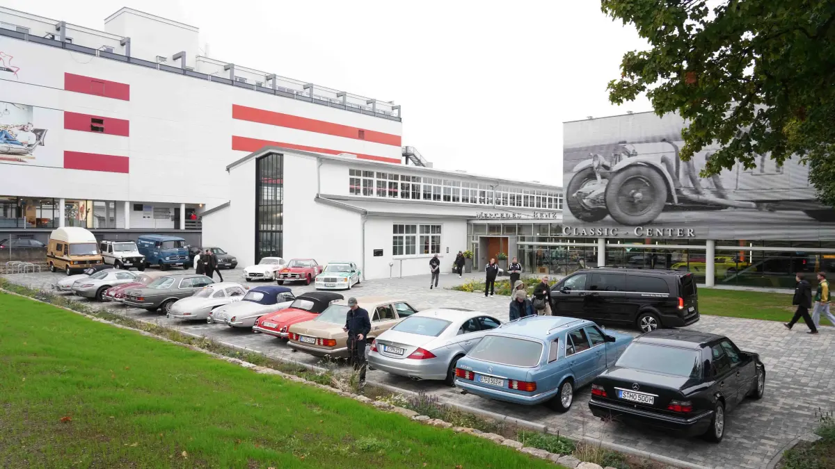 140 Jahre Mercedes: Stuttgart Fellbach 140 Jahre Mercedes Automobil das wird auch Morgen bei grossen Erlbnistag rund um das Museum gefeiert und auch zum Finale der Weltour de rneuen S-Klasse. Am Sonntag zwischen 11.00 Uhr bis 17.00 Uhr Ikonische Fahrzeuge aus 140 jahren erleben. Infos tel Valet 0151- 58622944 oder Löwenstein 0151-58610215. Heute um 11.00 Uhr gabst ein Mercedes Auto Korso vom Classic Center Fellbach zum Mercedes Benz Museum. Die Sternfahrt fant nur im kleinen Rahmen statt. Gut 40 unterschiedliche Mercedes Fahrzeuge fuhren, natuerlich mit viel Motorsport Prominenz mit dabei waren auch Ellen Lohr, Karl Wendlinger, Bernd Schneider, Klaus Ludwig, auch Ehemaliger Mercedes Entwicklungschef Prof.Dr. Ing. Thomas Weber fuhr mit dem dem SL. Foto Andreas Rosar Fotoagentur-Stuttgart 17.10.2026