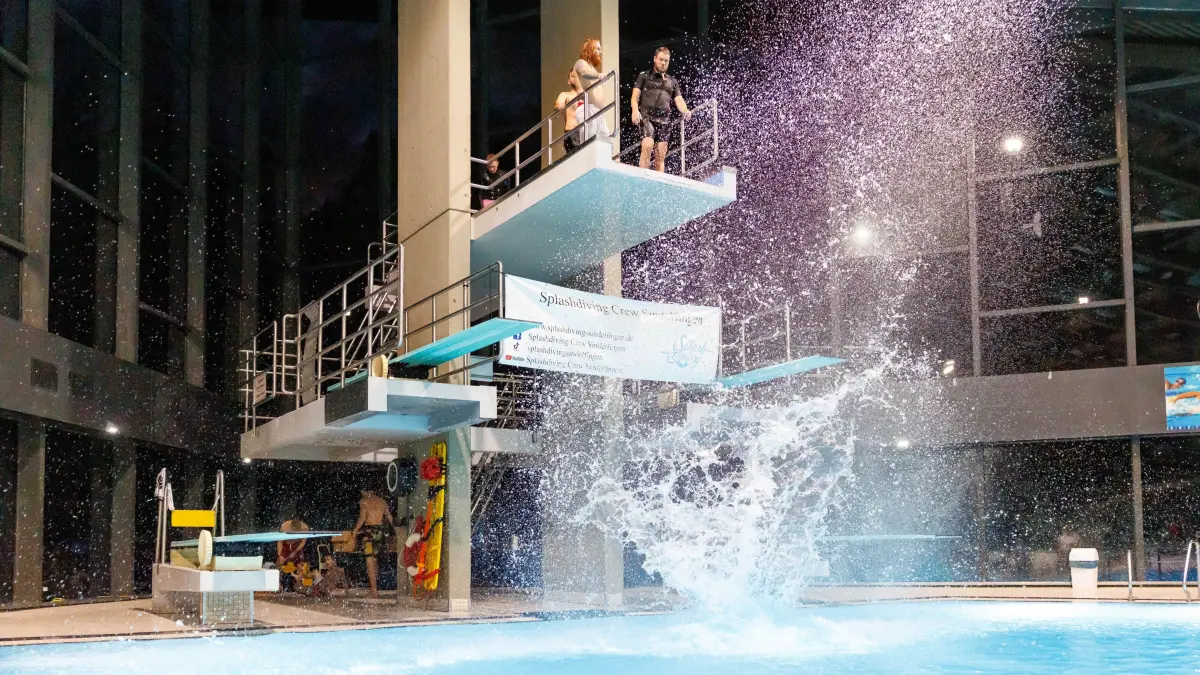 Splashdiving Crew: Sindelfingen, Badezentrum Sindelfingen, Die Splashdiving-Crew Sindelfingen plant im Hallenbad einen neuen Rekord. 15 Personen springen von Freitag 18 Uhr bis Samstag 18 Uhr zigmal vom Fünf-Meter-Turm. Der eigene alte Rekord von 2023 liegt bei 4358 Sprüngen. Jetzt sollen es 5000 werden