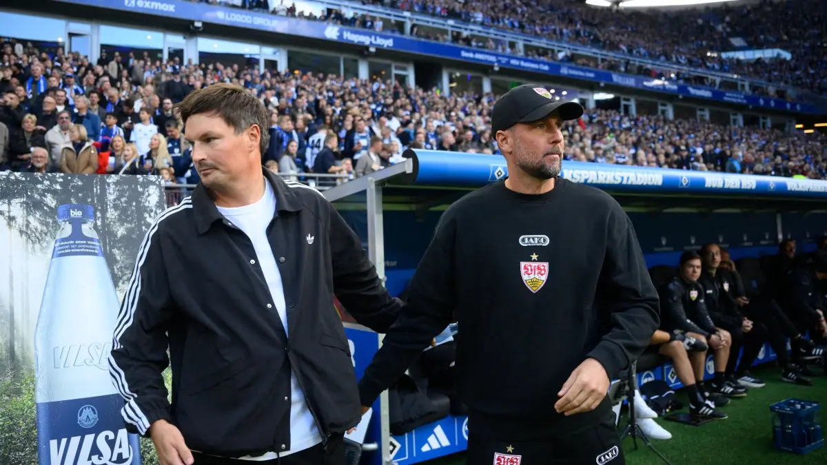 Hamburger SV - VfB Stuttgart: 17.10.2026, Hamburg: Fußball, Männer, Bundesliga, Hamburger SV - VfB Stuttgart, 6. Spieltag, Volksparkstadion. Trainer Merlin Polzin (Hamburger SV, l-r) und Trainer Sebastian Hoeneß (VfB Stuttgart) begrüßen sich vor Beginn des Spiels. Foto: Gregor Fischer/dpa +++ dpa-Bildfunk +++
