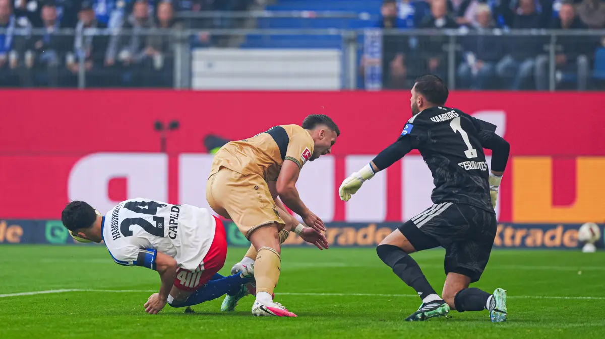 GER, Hamburger SV vs. VfB Stuttgart, Fußball, 1. Bundesliga, Spieltag 06, Saison 2026/2027, 17.10.2026: Nicolas Capaldo Hamburger SV, 24, Ermedin Demirovic VfB Stuttgart, 09 GER, Hamburger SV vs. VfB Stuttgart, Fußball, 1. Bundesliga, Spieltag 06, Saison 2026/2027, 17.10.2026 DFL REGULATIONS PROHIBIT ANY USE OF PHOTOGRAPHS AS IMAGE SEQUENCES AND/OR QUASI-VIDEO GER, Hamburger SV vs. VfB Stuttgart, Fußball, 1. Bundesliga, Spieltag 06, Saison 2026/2027, 17.10.2026 Hamburg *** Nicolas Capaldo, Hamburger SV, 24, Ermedin Demirovic, VfB Stuttgart, 09 GER, Hamburger SV vs. VfB Stuttgart, Soccer, Bundesliga 1, Matchday 06, 20262027 Season, October 17, 2026 DFL regulations prohibit any use of photographs as image sequences and/or quasi-video GER, Hamburger SV vs. VfB Stuttgart, soccer, 1st Bundesliga, Matchday 6, 20262027 season, October 17, 2026, Hamburg Copyright: xEibner-Pressefoto/MarcelxvonxFehrnx EP_MFN