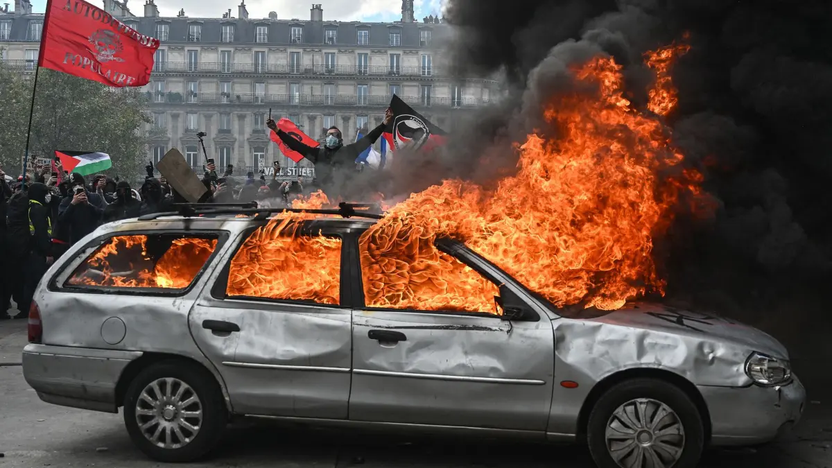 Protesttag in Frankreich: 17.10.2026, Frankreich, Paris: Auf dem Place de la République brennt ein Auto während es zu Zusammenstößen zwischen Demonstranten und Polizeikräften kommt. Foto: Julien Mattia/Le Pictorium via ZUMA Press/dpa +++ dpa-Bildfunk +++