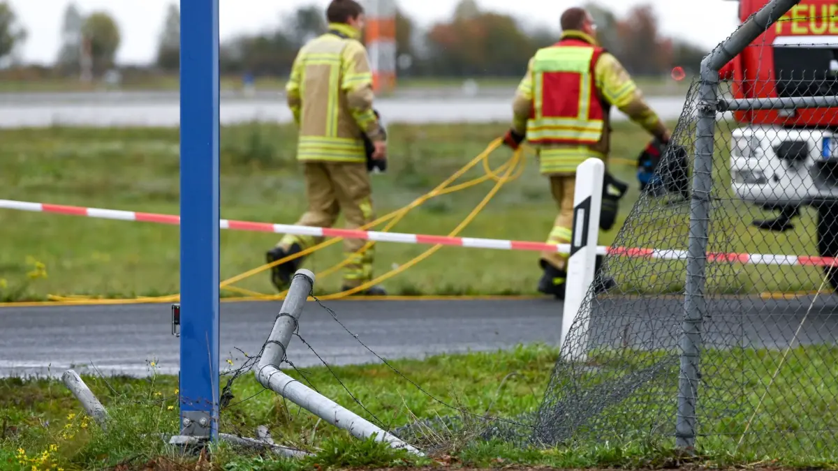 Erneuter Sicherheitsvorfall am Flughafen Leipzig/Halle: Das durchbrochene Zaunelement an der Zufahrt zum Flugplatzgelände ist zu sehen. Die Polizei ermittelt nach einem erneuten Sicherheitsvorfall am Flughafen Leipzig/Halle an der Landebahn Nord. (zu dpa: «Erneuter Sicherheitsvorfall am Leipziger Flughafen»)