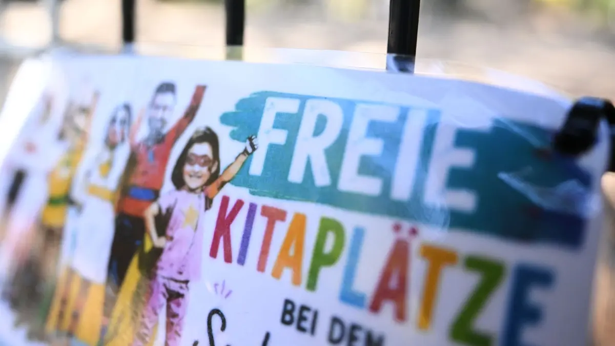 Kita wirbt für freie Plätze: Eine Kindertagesstätte wirbt mit dem Schriftzug "Freie Kitaplätze" an einem Zaun eines Spielplatzes für freie Kita Plätze. (zu dpa: «Was ist aus der einstigen Kinderhochburg geworden?»)