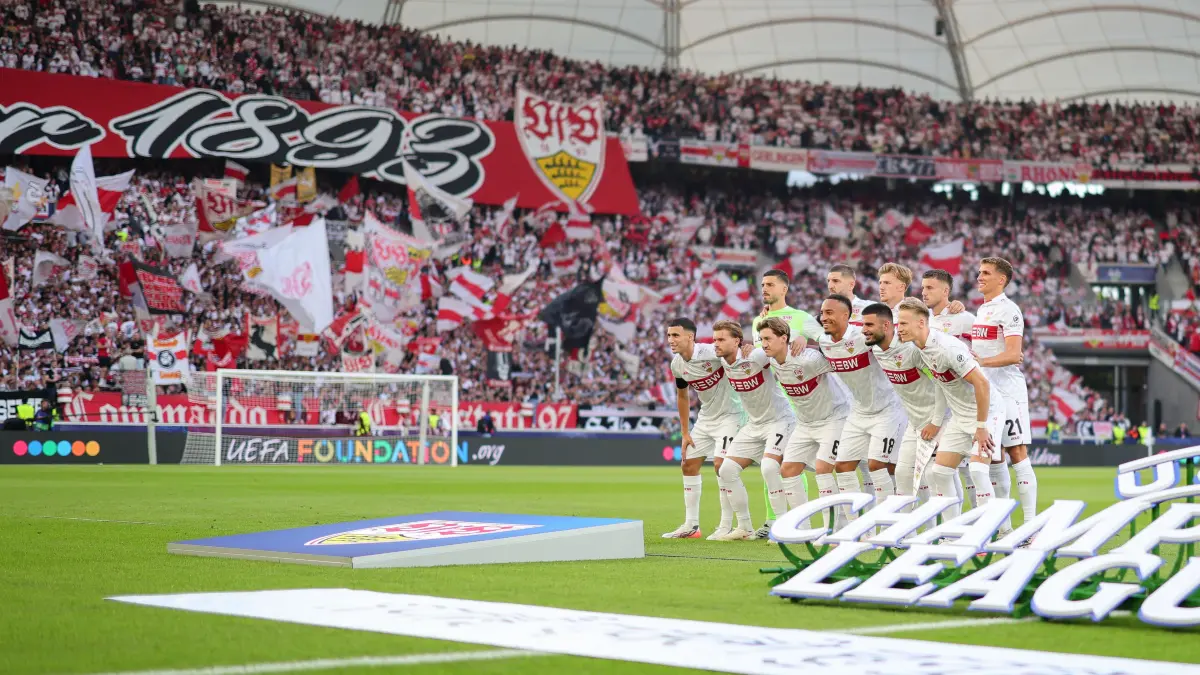 BAU // Stuttgart , Fußball UEFA Champions League VfB Stuttgart vs. Viking Stavanger , die Mannschaft des VfB vor der Cannstatter Kurve