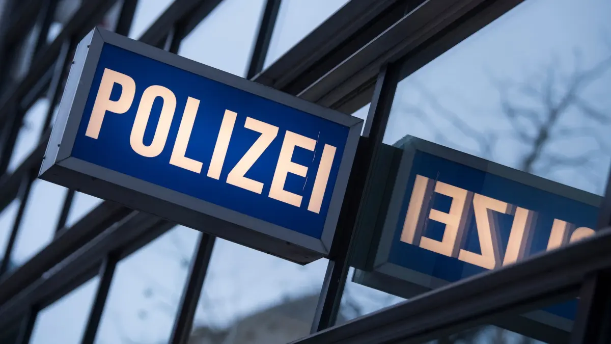 Schriftzug Polizei: ARCHIV - 17.12.2018, Hessen, Frankfurt/Main: Der Schriftzug «Polizei» ist am 1. Polizeirevier auf der Zeil zu sehen. (zu dpa: «Frankfurter Zeil - zehn Ermittlungsverfahren nach Kontrollen») Foto: Boris Roessler/dpa +++ dpa-Bildfunk +++