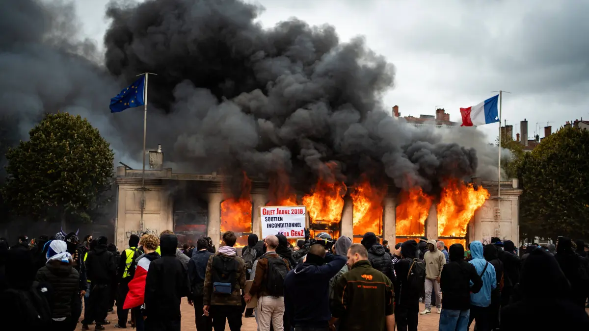 Manifestation contre la vie chère à Lyon le 17 octobre 2026.: Protest against the high cost of living in Lyon on October 17, 2026 Nicolas Liponne MAXPPP Lyon 10/17/2026 The tourist office on fire during the protest against the high cost of living in Lyon, October 17, 2026 Numerous clashes took place throughout the day between protesters and law enforcement Several stores were looted, and some were set on fire in the city center The tourist office was set on fire during the protest against the high cost of living in Lyon on October 17, 2026 Numerous clashes took place throughout the day between protesters and law enforcement Several stores were looted and, in some cases, set on fire in the city center Lyon Auvergne-Rhône-Alpes France PUBLICATIONxNOTxINxFRAxBELxSUIxUK Copyright: xMAXPPPxNicolasxLiponnex NLP202610178896 NLP202610178896