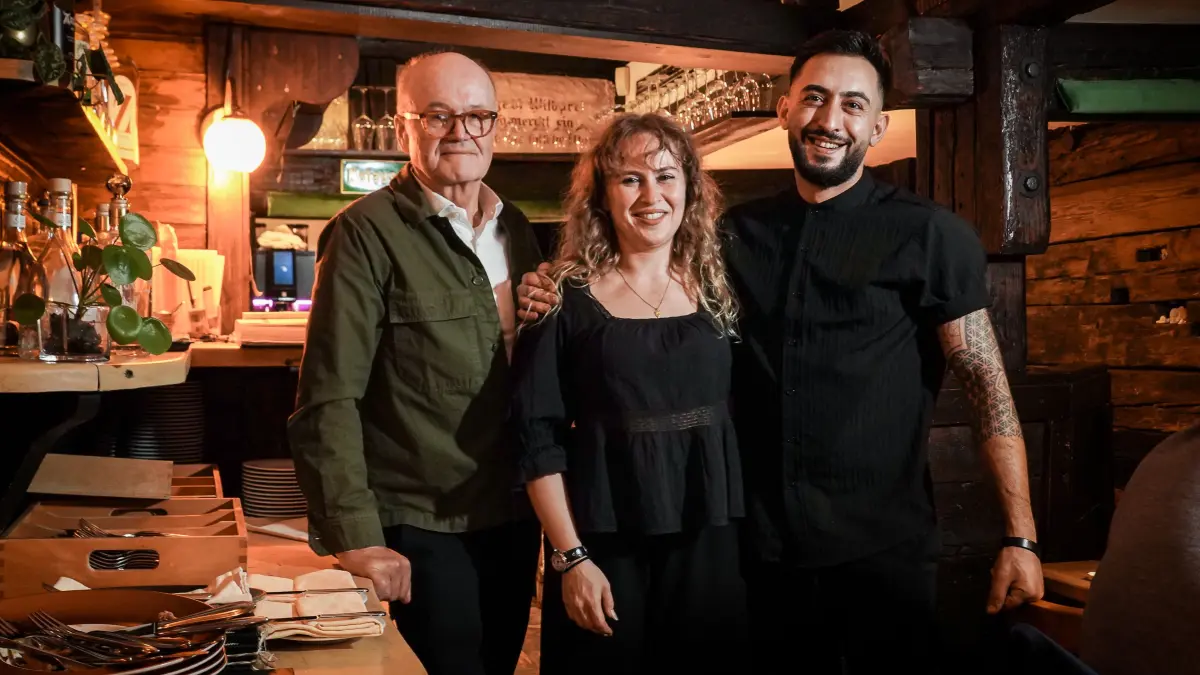 Gastro Weingut Fürst zu Gast im Restaurant Zum Ackerbürger. Inhaber Josianne Wagner und Can Basar, im Bild mit Paul Fürst (Links): Gastro Weingut Fürst zu Gast im Restaurant Zum Ackerbürger. Inhaber Josianne Wagner und Can Basar, im Bild mit Paul Fürst (Links)