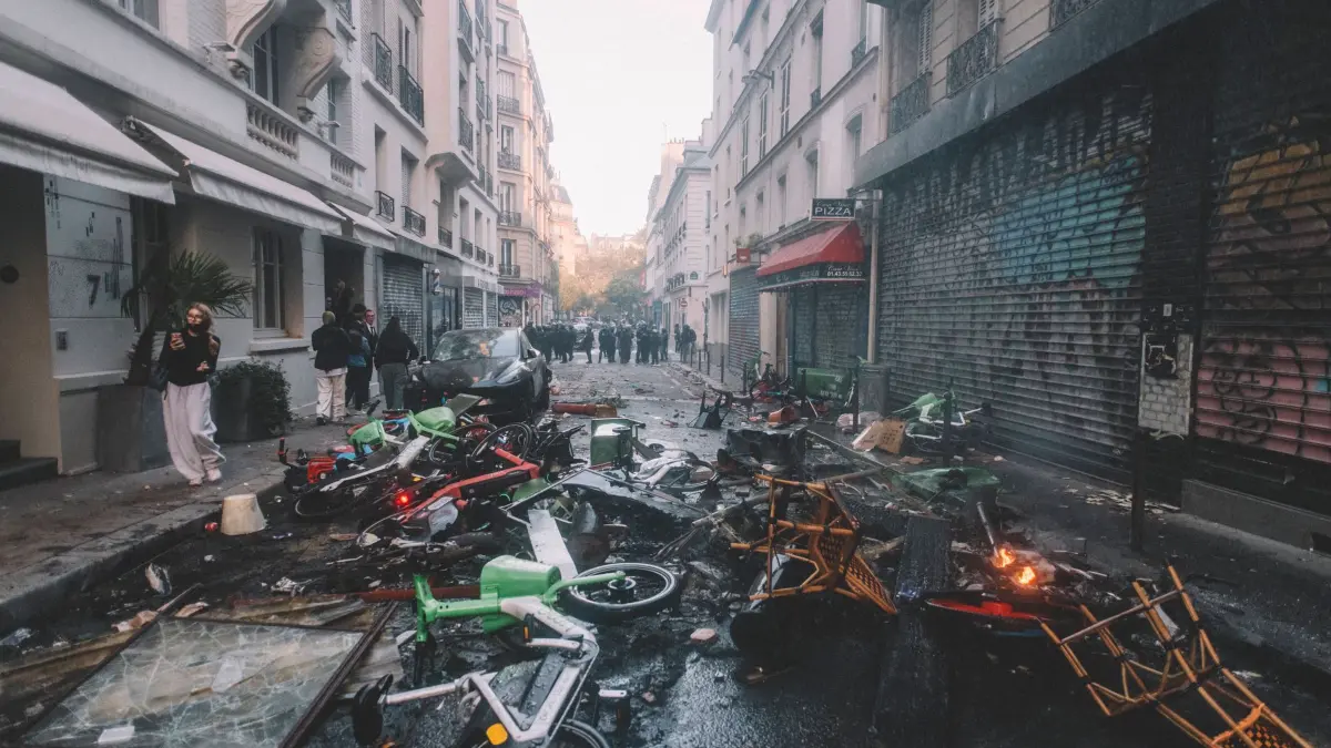 Protesttag in Frankreich: Umgestürzte Leihfahrräder, Roller und Trümmer versperren eine Straße in der Nähe des Place de la République. (zu dpa: «Frankreichs Protesttag endet in Gewalt und Plünderungen»)