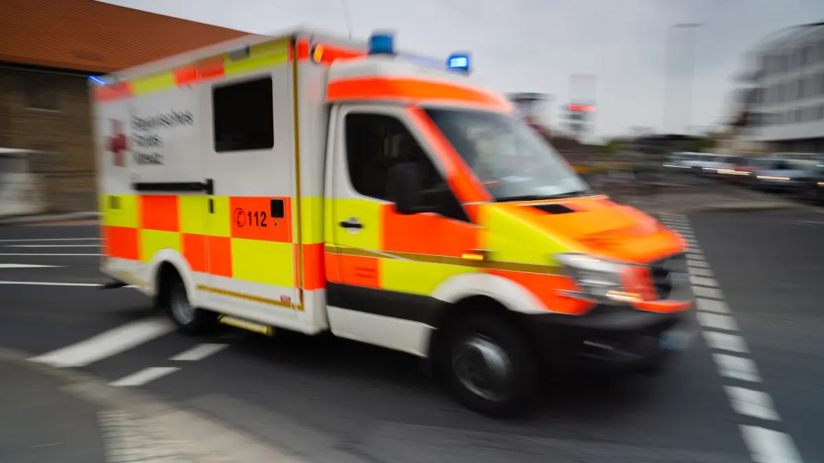 Krankenwagen: Ein Krankenwagen ist im Einsatz. (zu dpa: «Fußgänger läuft auf Straße und wird schwer verletzt»)