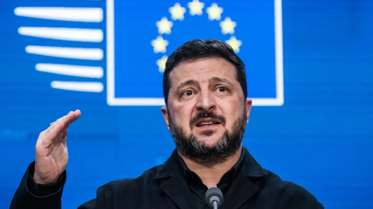 Ukrainischer Präsident Selenskyjl: Wolodymyr Selenskyj, Präsident der Ukraine spricht bei einer Pressekonferenz beim EU-Gipfel. Die Staats- und Regierungschefs der EU-Staaten beraten über die Maßnahmen zur Steigerung der Wettbewerbsfähigkeit der europäischen Wirtschaft, den nächsten langfristigen EU-Haushalt und den Stand bei den EU-Erweiterungsverhandlungen im Europagebäude. (zu dpa: «Selenskyj besorgt über US-Kurs Richtung Moskau»)