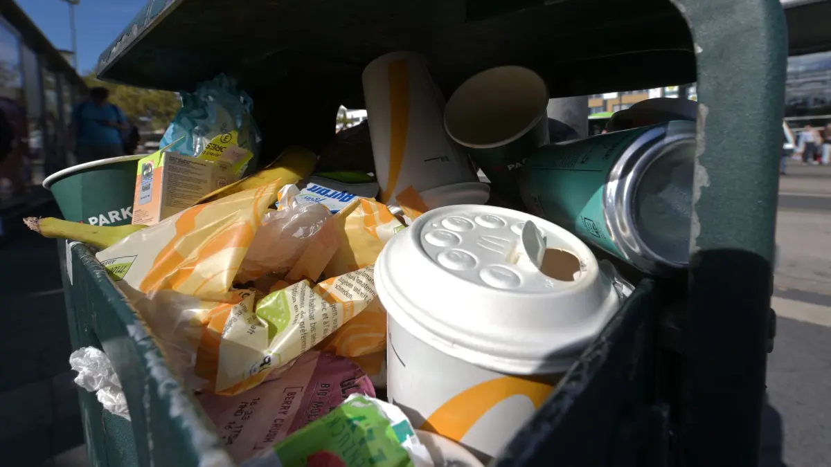 In Potsdam tritt am 1.10. die Verpackungssteuer in Kraft: Ein Mülleiner am Potsdamer Hauptbahnhof ist gefüllt mit Einwegverpackungen. (zu dpa: «Verpackungssteuer in Freiburg vor dem Neustart?»)