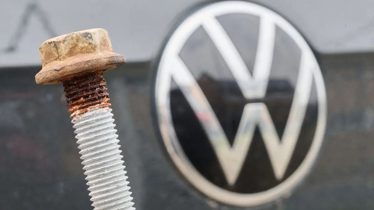 Erst das Problem mit den Schrauben und jetzt die Forderung nach drastischen Einsparmaßnahmen bei den Gehältern: VW kommt einfach nicht aus der Krise.