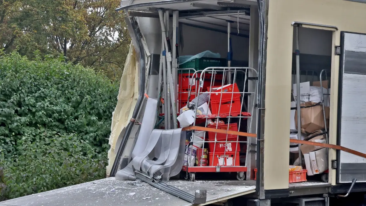 19.10.2026: Zu einem eher ungewöhnlichen Verkehrsunfall alarmierte die ILS Ludwigsburg am Montagmorgen die Freiwillige Feuerwehr Möglingen und einen Fachberater Bau des THW Ludwigsburg. Ein Lkw der 15 Tonnen-Klasse war aus bisher unbekannter Ursache rückwärts in Wand eines Altenheimes gefahren, als er dort mit seiner Ladebordwand eigentlich Lebensmittel abladen wollte. Dabei wurde die Wand des Gebäudes und ein Fensterlement erheblich beschädigt. Da unklar war, wie stark die Außenwand beschädigt ist und was für Folgen ein "Herausfahren" des Lkw hat wurden Feuerwehr und THW angefordert. Der Spezialist des THW gab nach eingehender Erkundung von innen und außen "grünes Licht" den Lkw vorzuziehen, was dann auch gelang. Die Ladung des nicht mehr fahrbereiten Lkw wurde auf ein Ersatzfahrzeug umgeladen. Vom Altenheim wurden dementsprechende Maßnahmen getroffen den Schaden schnellstmöglich zu beheben. Der Sachschaden an Gebäude und Lkw wird auf mehrere Zehntausend Euro geschätzt,glücklicherweise wurden in dem betroffenen Zimmer keine Personen verletzt.
Foto: KS-Images.de/Andreas Rometsch
