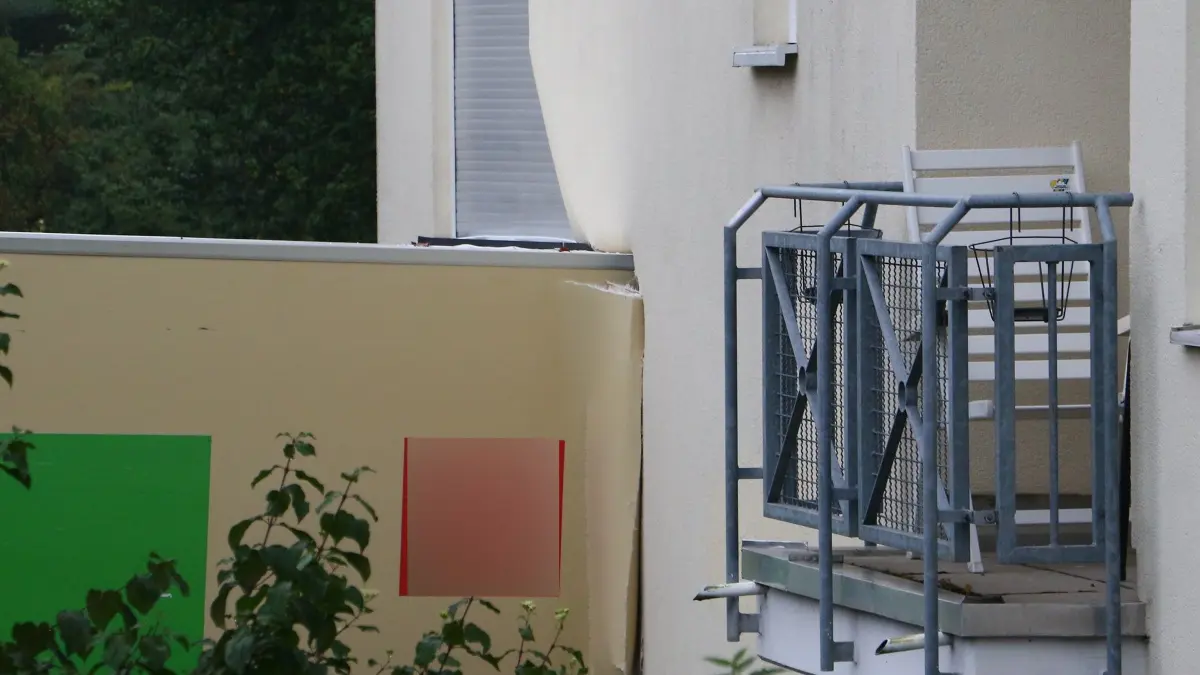 19.10.2026: Zu einem eher ungewöhnlichen Verkehrsunfall alarmierte die ILS Ludwigsburg am Montagmorgen die Freiwillige Feuerwehr Möglingen und einen Fachberater Bau des THW Ludwigsburg. Ein Lkw der 15 Tonnen-Klasse war aus bisher unbekannter Ursache rückwärts in Wand eines Altenheimes gefahren, als er dort mit seiner Ladebordwand eigentlich Lebensmittel abladen wollte. Dabei wurde die Wand des Gebäudes und ein Fensterlement erheblich beschädigt. Da unklar war, wie stark die Außenwand beschädigt ist und was für Folgen ein "Herausfahren" des Lkw hat wurden Feuerwehr und THW angefordert. Der Spezialist des THW gab nach eingehender Erkundung von innen und außen "grünes Licht" den Lkw vorzuziehen, was dann auch gelang. Die Ladung des nicht mehr fahrbereiten Lkw wurde auf ein Ersatzfahrzeug umgeladen. Vom Altenheim wurden dementsprechende Maßnahmen getroffen den Schaden schnellstmöglich zu beheben. Der Sachschaden an Gebäude und Lkw wird auf mehrere Zehntausend Euro geschätzt,glücklicherweise wurden in dem betroffenen Zimmer keine Personen verletzt.
Foto: KS-Images.de/Andreas Rometsch