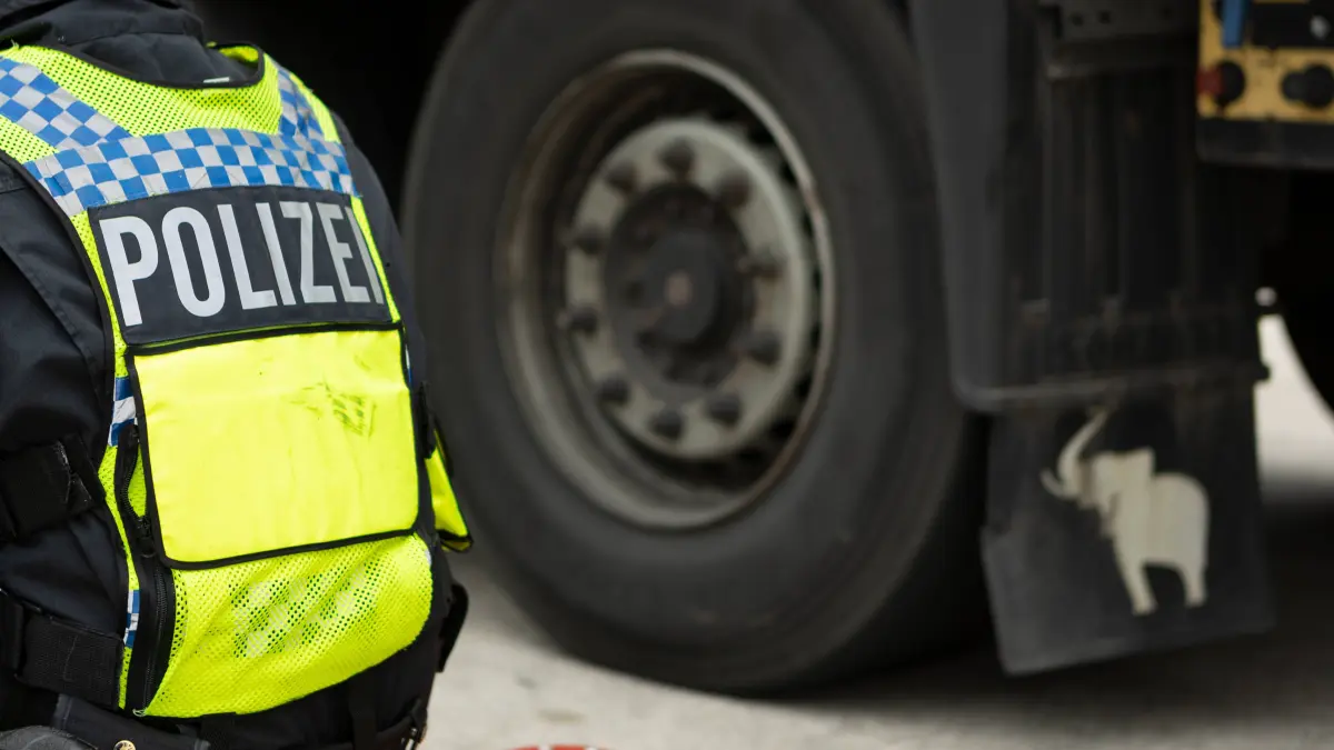 Deutschland 13. Oktober 2022: Ein Beamter der Polizei überprüft bei einer Großkontrolle die Verkehrstüchtigkeit von einem LKW. Bei der Polizeikontrolle wird der Lastkraftwagen daraufhin untersucht, ob die Sicherheit des Fahrzeuges eine Weiterfahrt erlaubt und ob der Laster das vorgeschriebene Gesamtgewicht nicht überschreitet. Niedersachsen *** Germany 13 October 2022 A police officer checks the roadworthiness of a truck during a major inspection During the police check, the truck is examined to determine whether the safety of the vehicle allows it to continue its journey and whether the truck does not exceed the prescribed gross weight Lower Saxony Copyright: xFotostandx/xGelhotx