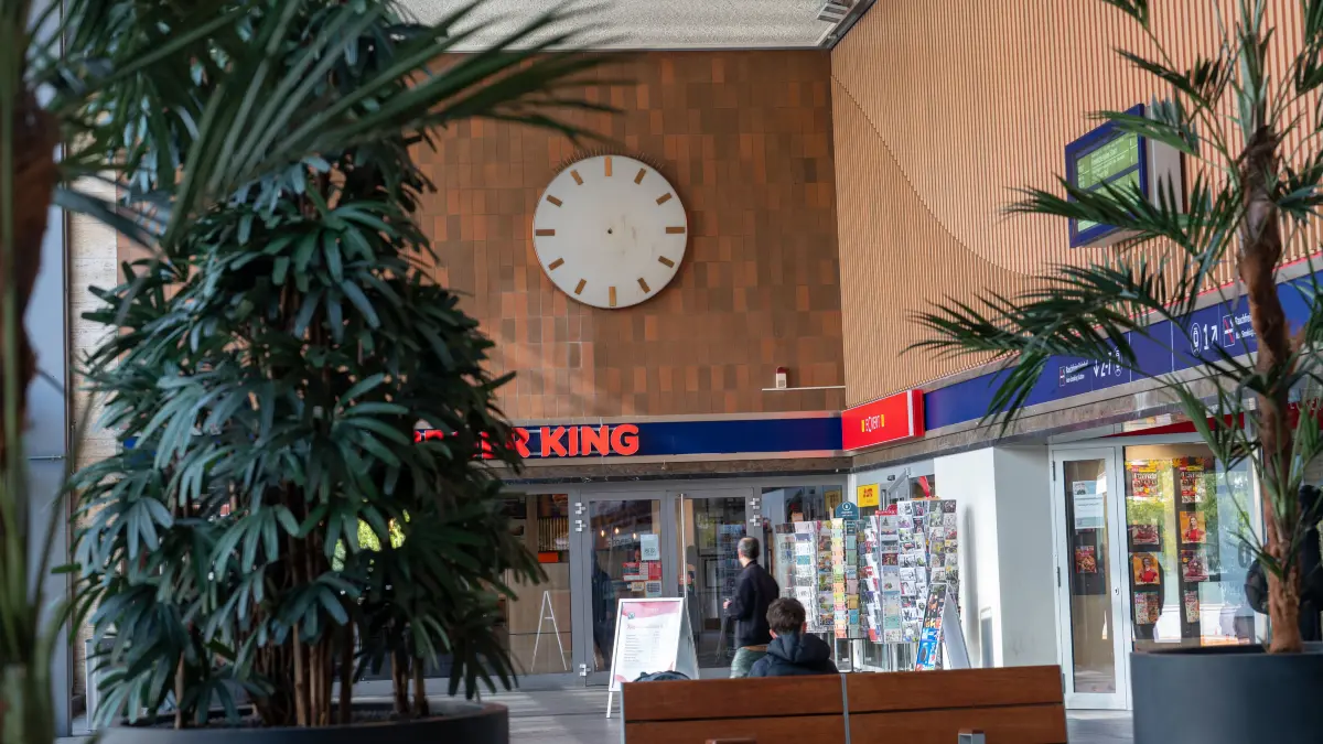 Göppingen Bahnhof zeigerlose Bahnhofsuhr