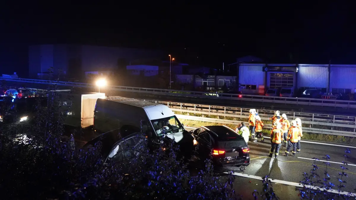 Ebersbach Fils: Zwei Unfaelle und mehrere Verletzte in kuerzester Zeit: Am Sonntagabend kam es gegen 21.45 Uhr auf der B10 in Fahrtrichtung Ulm zu zwei Verkehrsunfaellen innerhalb kurzer Zeit. Beide ereigneten sich bei Regen kurz nach der Anschlussstelle Ebersbach-Reichenbach.<br />
<br />
Beim ersten Unfall stiessen ein Pkw und ein Transporter mit Anhaenger zusammen. Dabei wurden Personen verletzt. Wie viele Menschen betroffen waren und wie schwer ihre Verletzungen ausfielen, war zunaechst unklar. Die Ursache des Zusammenstosses ist bislang nicht bekannt. Die Feuerwehr war mit mehreren Einsatzfahrzeugen vor Ort.<br />
<br />
Nur etwa 500 Meter von der ersten Unfallstelle entfernt ereignete sich ein weiterer Verkehrsunfall, an dem zwei BMW beteiligt waren. Eines der Fahrzeuge stand entgegen der Fahrtrichtung auf der Fahrbahn, waehrend der zweite BMW in regulaerer Fahrtrichtung zum Stillstand gekommen war. Auch bei diesem Unfall waren die Ursache und die naeheren Umstaende zunaechst unklar. Ob Personen verletzt wurden, war zunaechst nicht bekannt. Die Feuerwehr war an dieser Unfallstelle mit einem Fahrzeug im Einsatz.<br />
<br />
Infolge der beiden Unfaelle musste die B10 in Fahrtrichtung Ulm vollstaendig gesperrt werden. Es bildete sich ein Stau. Auch die Zufahrt zur Bundesstrasse wurde gesperrt. Der Verkehr wurde ueber Ebersbach umgeleitet.<br />
<br />
Wie es zu den beiden Unfaellen kam und ob zwischen den Ereignissen ein Zusammenhang besteht, war zunaechst unklar.
