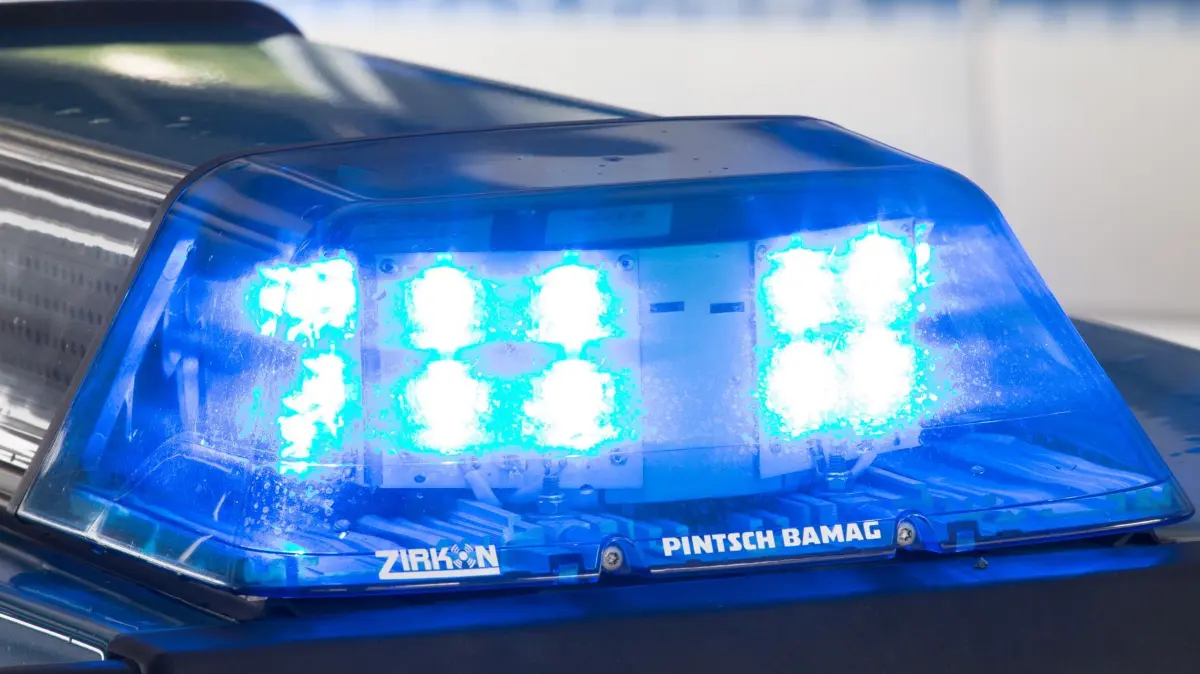 Polizei - Symbolbild: ARCHIV - 26.07.2015, Niedersachsen, Osnabrück: Ein Blaulicht leuchtet auf dem Dach eines Polizeiwagens. (zu dpa: «Maskierte Jugendliche dringen in Wohnung von Seniorin ein») Foto: Friso Gentsch/dpa +++ dpa-Bildfunk +++