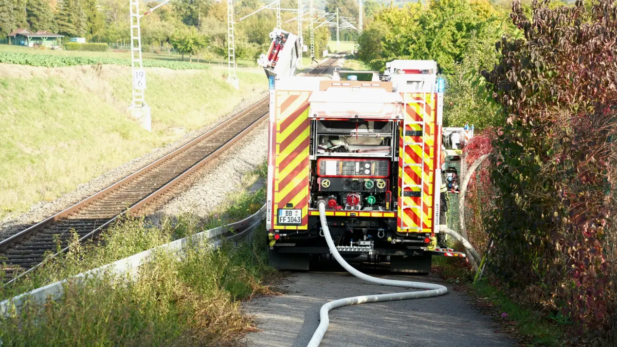 Zi einem Vollbrand einer Gartenhuette kam es am Montagnachmittag in Herrenberg. Nach ersten Informationen der Feuerwehr brannte das Gartenhaus lichterloh beim Eintreffen der ersten Einsatzkraefte. Nachdem eine schwer Verletzte Person dem Rettungsdienst uebergeben wurde wurde umgehend die Brandbekaempfung eingeleitet. Das Gartenhaus wurde trotzdem ein Raub der Flammen. Auf dem Grundstueck befanden sich auch zwei Gasflaschen.