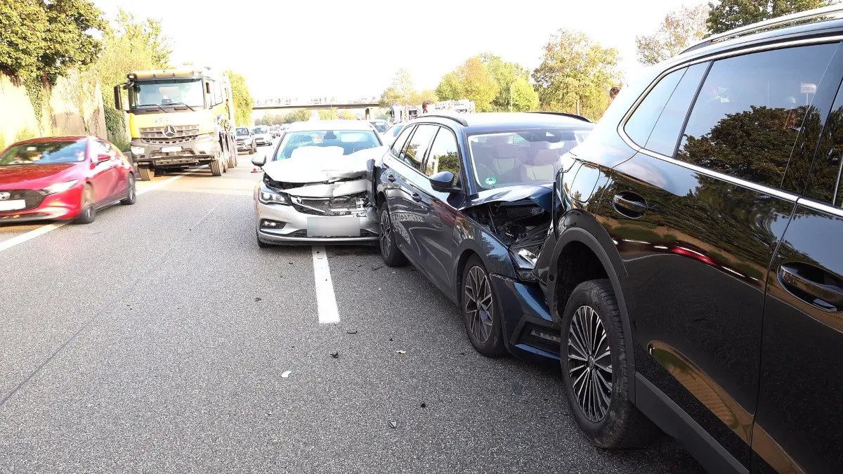 B29 komplett gesperrt: Auto brennt aus – Gaffer verursacht schweren Unfall mit vier Fahrzeugen