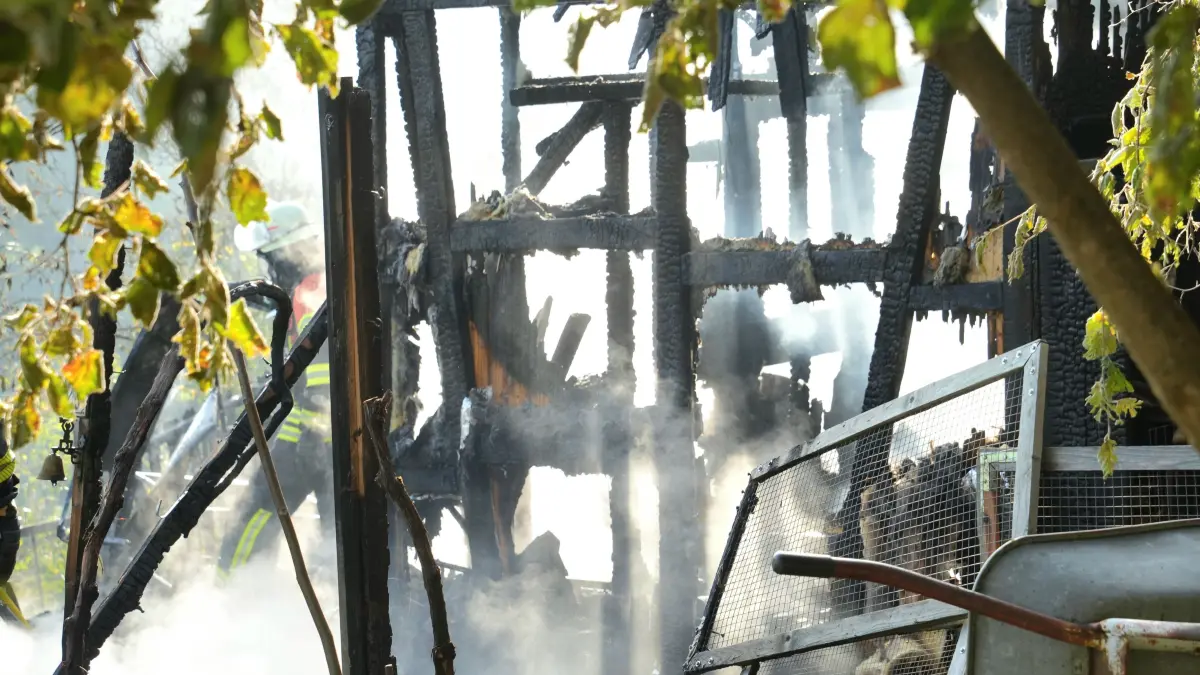 Zi einem Vollbrand einer Gartenhuette kam es am Montagnachmittag in Herrenberg. Nach ersten Informationen der Feuerwehr brannte das Gartenhaus lichterloh beim Eintreffen der ersten Einsatzkraefte. Nachdem eine schwer Verletzte Person dem Rettungsdienst uebergeben wurde wurde umgehend die Brandbekaempfung eingeleitet. Das Gartenhaus wurde trotzdem ein Raub der Flammen. Auf dem Grundstueck befanden sich auch zwei Gasflaschen.