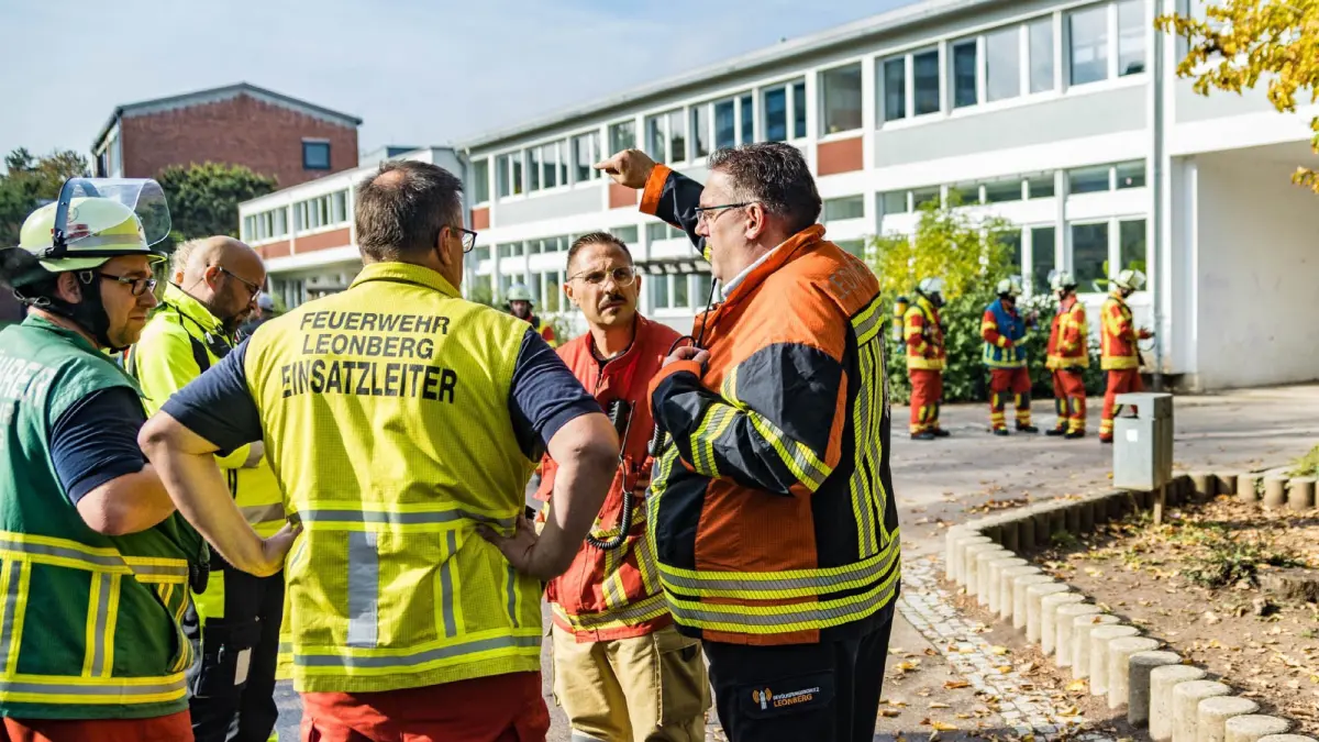 Leonberg. Am Montagvormittag, 19. Oktober, mussten die Gerhart-Hauptmann-Realschule (GHR) und die angrenzende Schellingschule evakuiert werden. Ausgangspunkt war das Unwohlsein einiger Schüler und Gasgeruch